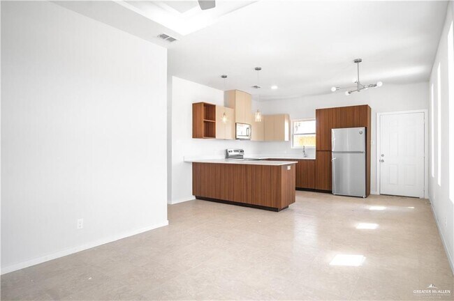Building Photo - 405 N Onyx Ave