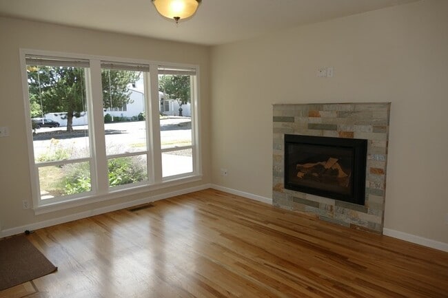 Building Photo - SE Garrett Dr - Milwaukie 3 bedroom with hardwood floors