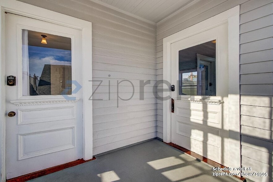 Building Photo - Unit B