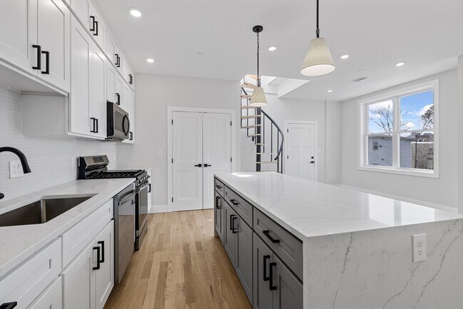 Building Photo - 152 Marion St