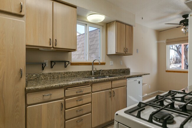 Building Photo - 1612 Pablo Ct NE