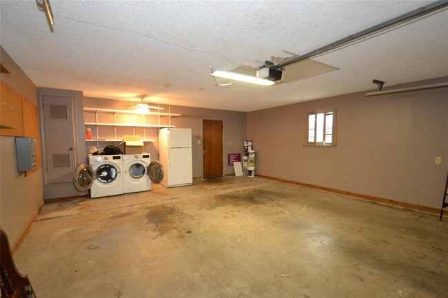 Building Photo - 8833 Tallwood Dr