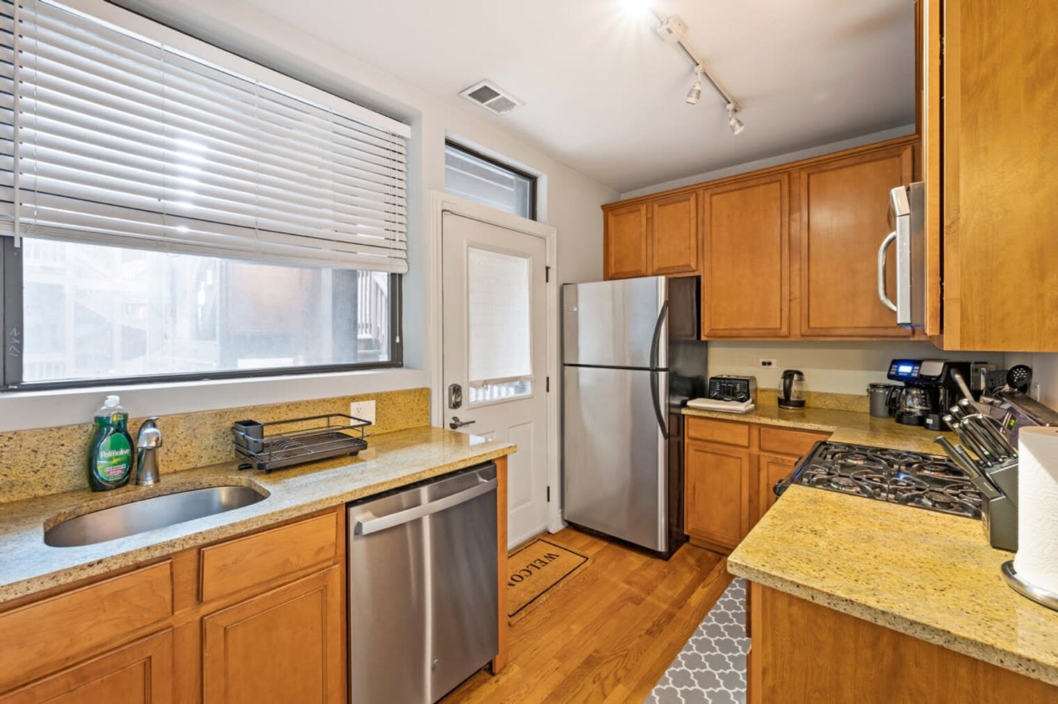 Building Photo - 3437 N Lakewood Ave