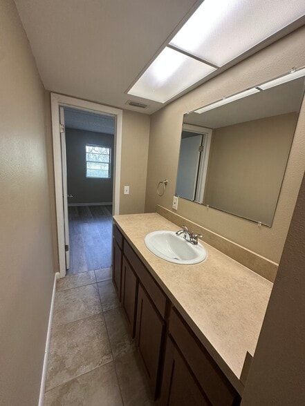 Master bathroom - 1000 Tarpon Woods Blvd