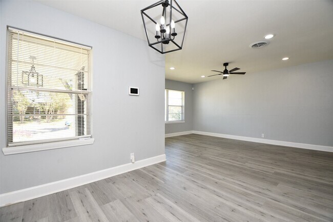 Building Photo - 5429 De Lange Ln