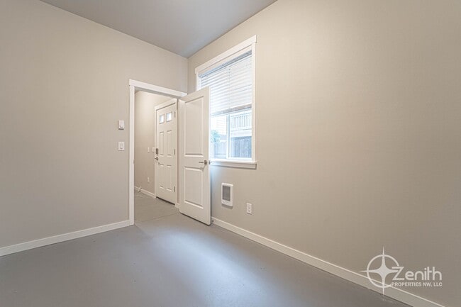 Building Photo - 3 Bedroom Mt. Vista Townhouse! Modern Fini...