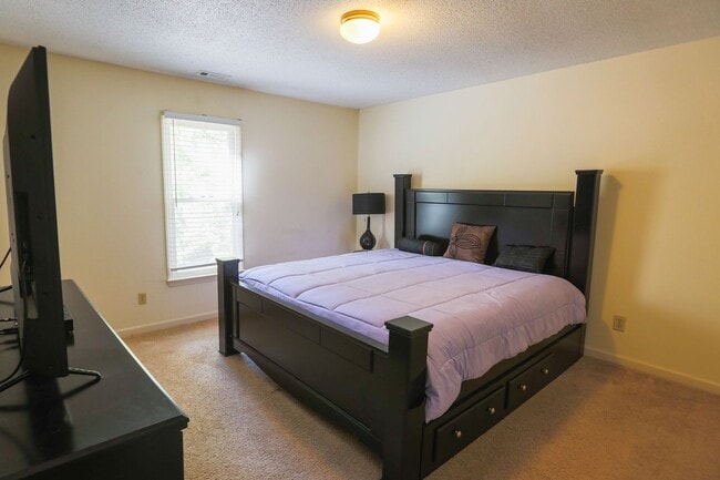 Building Photo - 2 bed, 1.5 bath Duplex in American Village Minutes to Duke University!