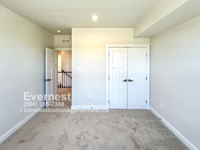 Building Photo - 12112 Calgary Lp