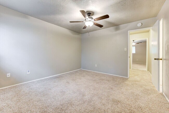 Building Photo - Cute Townhouse in the Heart of Norman, just minutes from OU!