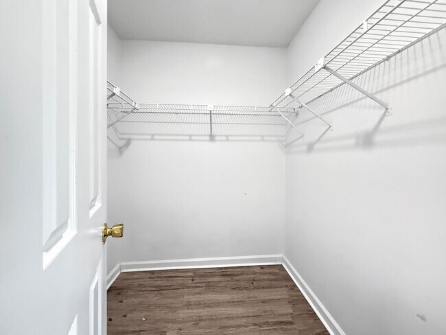 Building Photo - Charming Navarre Home with Hardwood Floors...