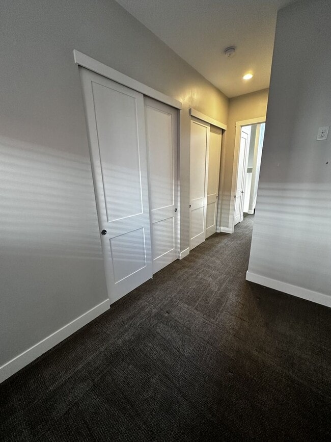 Building Photo - Available Early March!!  Briaght and light with fantastic Views!!