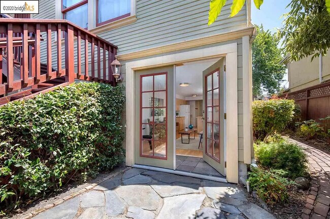 Private Entrance #1 - 3863 West St