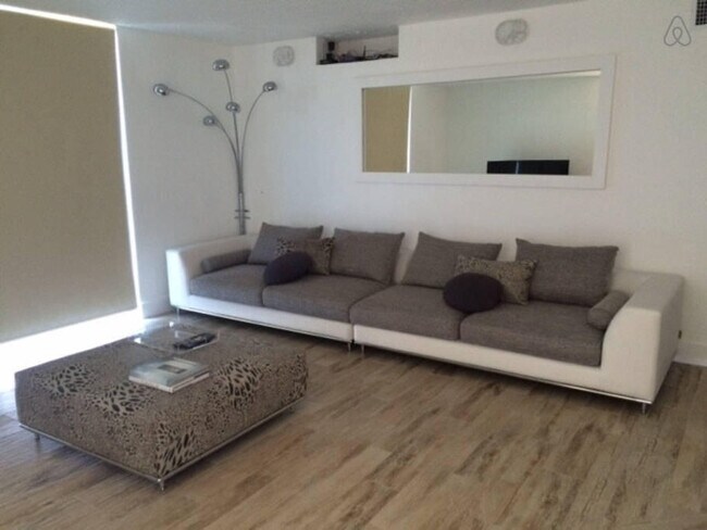 Building Photo - 1351 NE Miami Gardens Dr