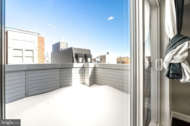 Building Photo - 2122 Sears St