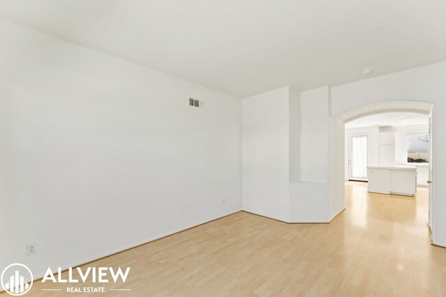 Building Photo - Bright & Spacious 3-Bedroom 2.5 Bath Home in Gated Oak Creek Community