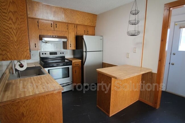 Building Photo - 609 N 13th St