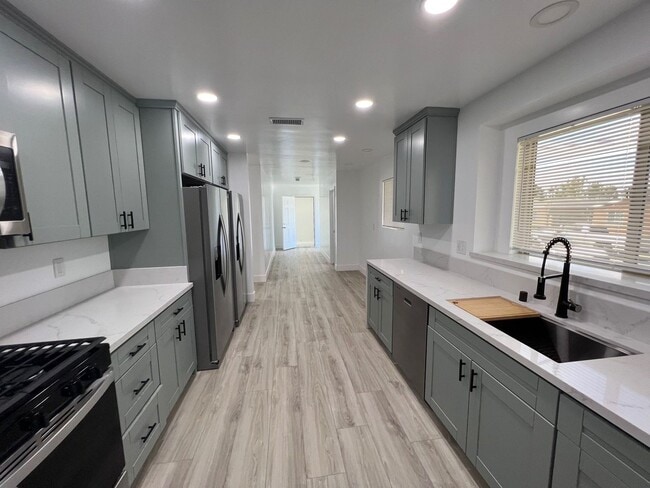 Building Photo - Large 6 Bedroom POOL House on East Falls View! Prime Location!