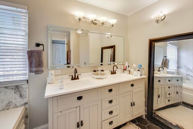 Building Photo - 9 Monroe Ct