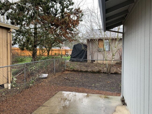 Building Photo - Quiet 4 bedroom two bath home in Aloha