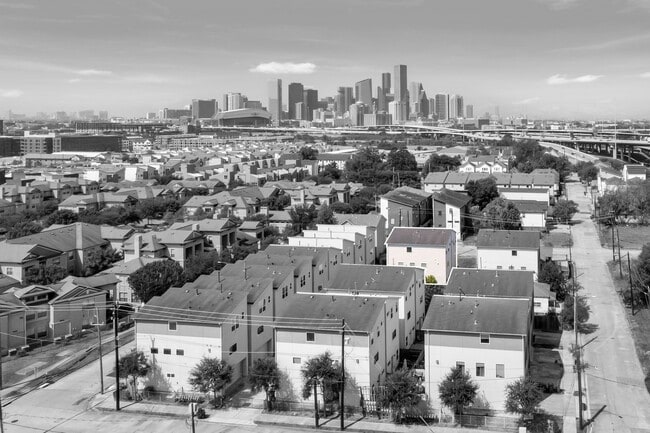 Building Photo - 607 Bayou St