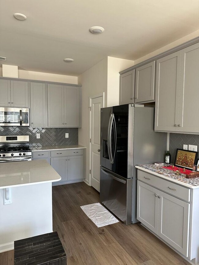 Building Photo - Brand New Large, 4BR End-Unit townhome in ...