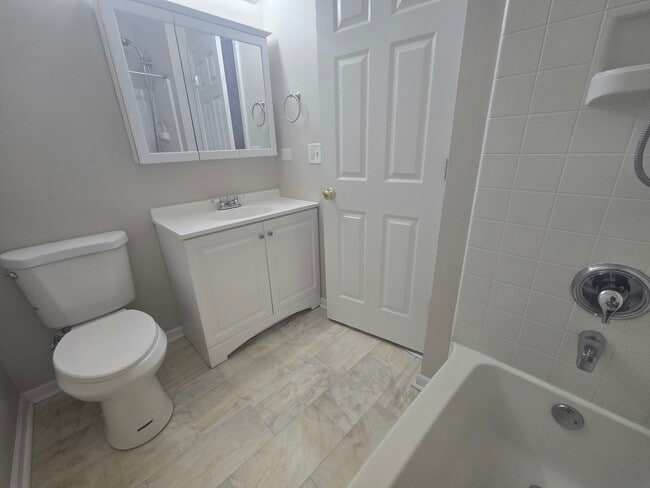 Building Photo - 250 W Whispering Oaks Ln
