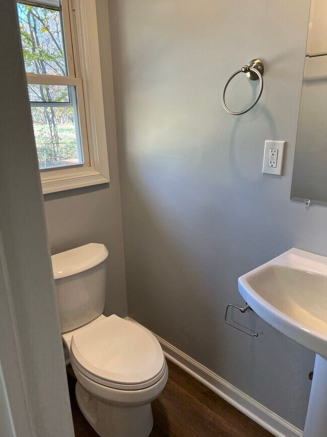 Building Photo - Renovated Rambler Close to METRO, Parks, &...