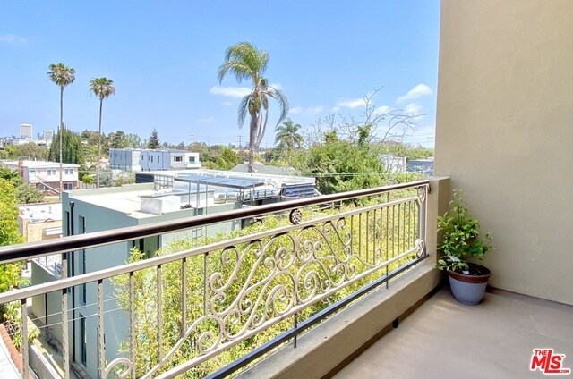 Building Photo - 1530 Centinela Ave