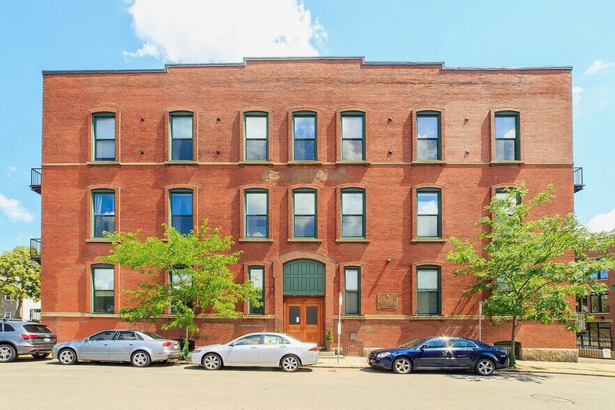 Building Photo - 125 B St