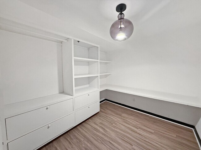 Building Photo - Stunning 1B/2BA Loft w/ Original Mural by ...