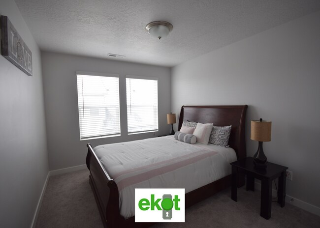 Building Photo - Spacious Townhome Near Shopping! 3 BD 2.5 BTH