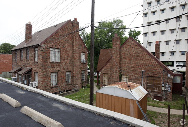 Building Photo - English Court