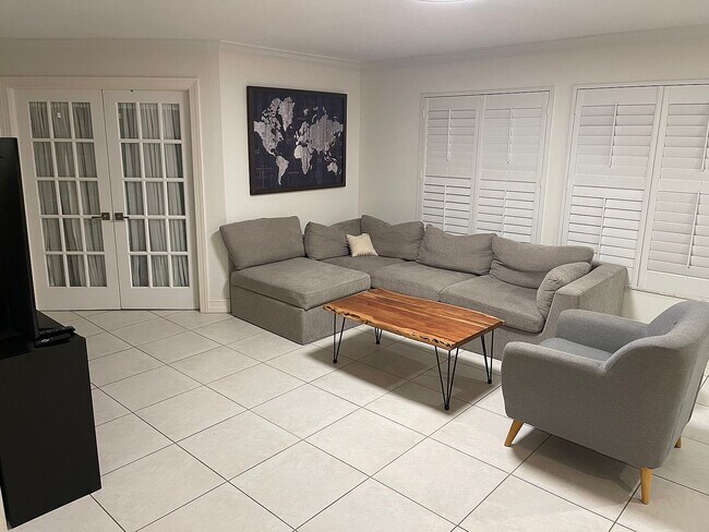 Building Photo - 1337 Center Ln