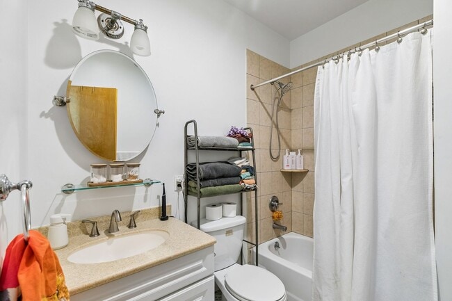 Building Photo - Well-maintained 2-bedroom, 1-bath bi-level apartment | Washington Square West