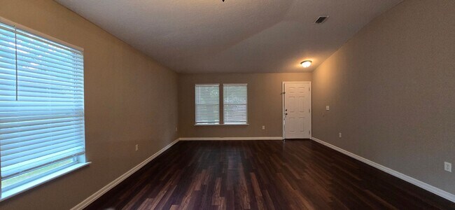 Building Photo - Large Single Family in Adam's Lake Home