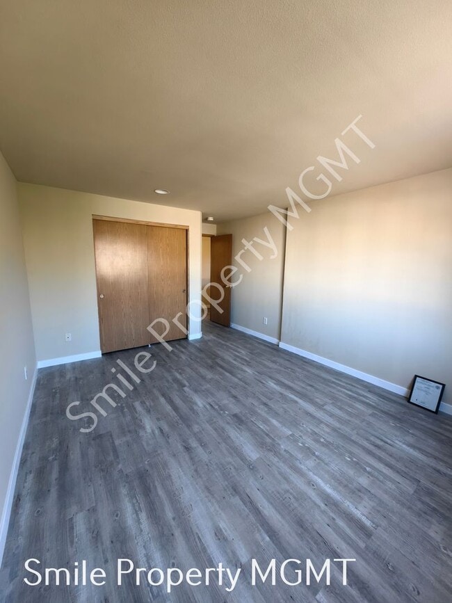 Building Photo - Recently updated New LVP Flooring, New Interior Painting, New Refrigerator.