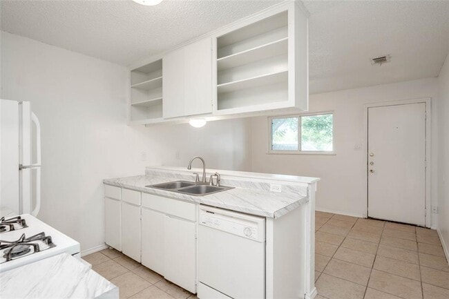 Building Photo - 3306 Dolphin Dr