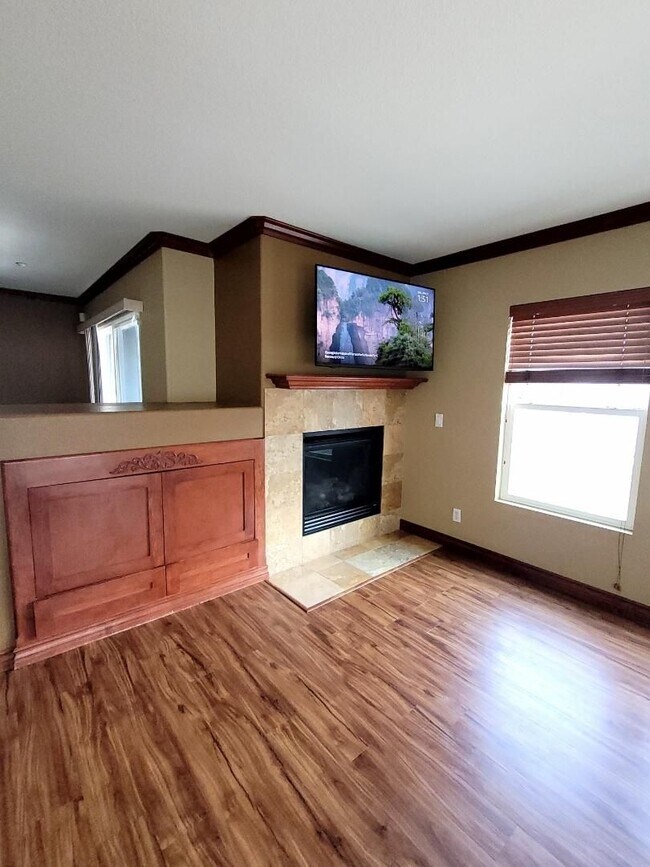 Building Photo - Beautiful and Modern Townhome in The Bay a...