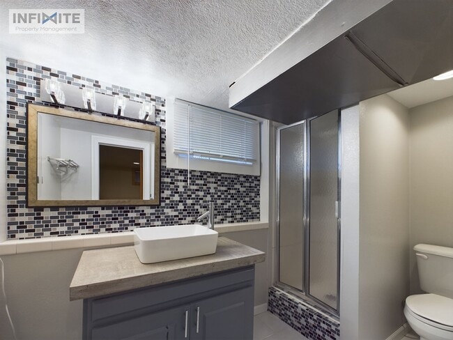 Building Photo - Cozy Apartment Downtown