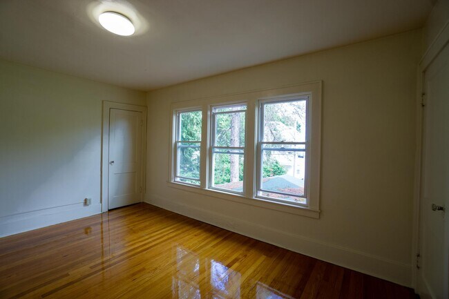 Building Photo - Single Family Home with Enclosed Front Por...