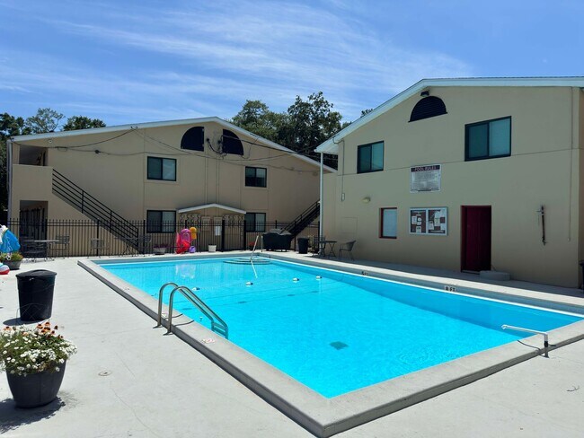 Building Photo - WALK TO CAMPUS 1/1 Condo w/ Stainless Steel Appliances, Walk In Closet, Comm Pool! $1095/month! A...
