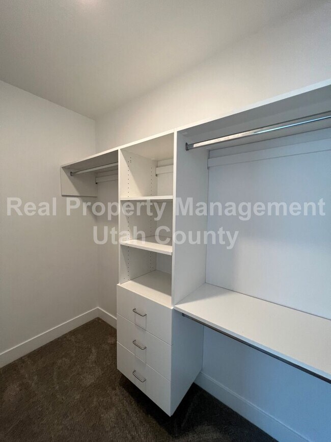 Building Photo - New Lower Price! Cute townhome in Highland