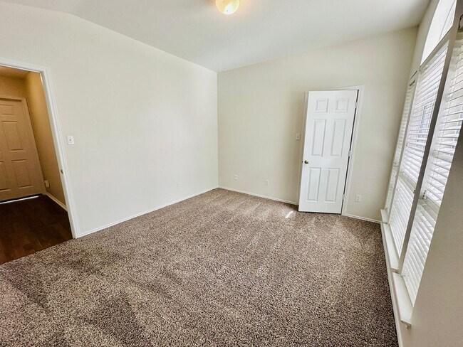 Building Photo - Awesome 3 Bed 2 Bath! Large Texas size home
