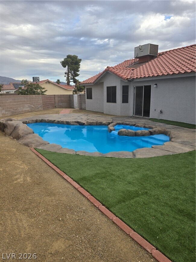 Building Photo - 5843 Berry Hill Ln