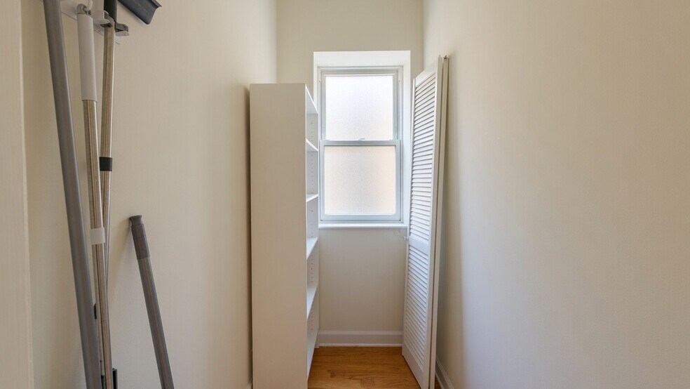 Building Photo - 3354 W Wilson Ave