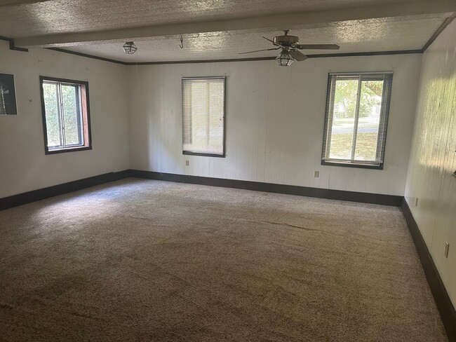 Building Photo - 6 BR 3 BA House in Colonial Hill Community