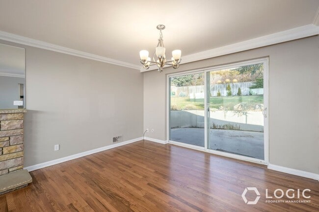 Building Photo - 195 E Roundtoft Dr