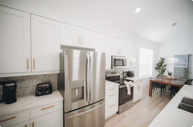 Building Photo - 8125 Sun Palm Dr