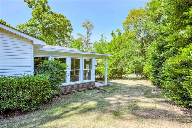 Building Photo - 552 Whitehead Dr