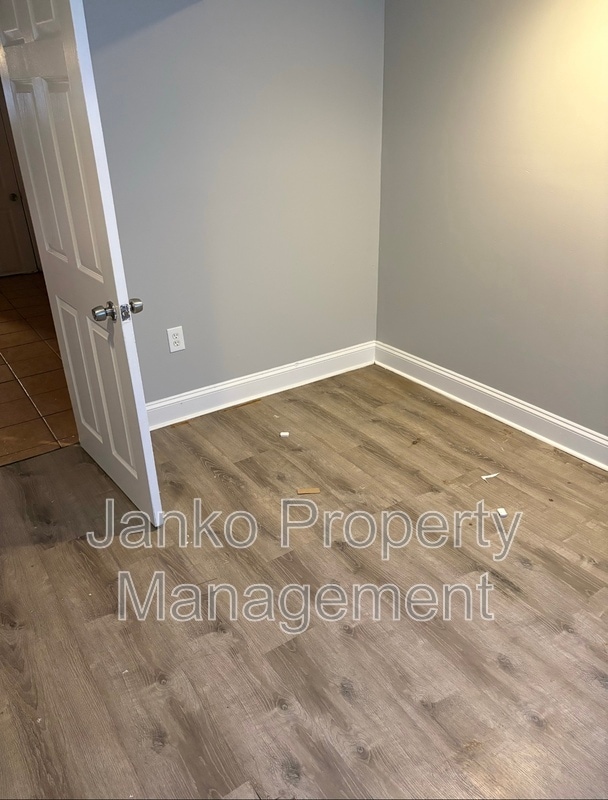 Building Photo - 7249 S Ridgeland Ave